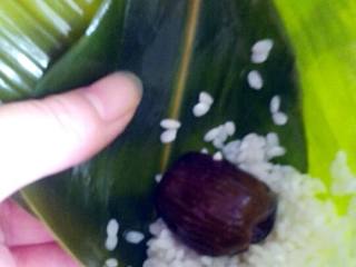 5、蜜枣粽子,加入少量糯米加入枣。