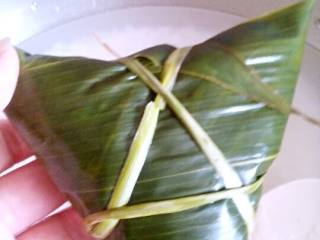 7、蜜枣粽子,用马蹄莲绑好。
