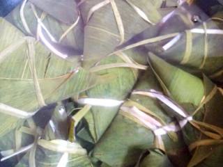 8、蜜枣粽子,锅中加入粽子，装入莫过粽子的水，大火煮开后，小火煮一个半小时。（根据自己的粽子大小，调整时间）