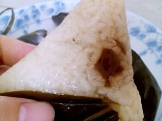 10、蜜枣粽子,粽子煮熟了，放入凉水里面过凉，这样口感好。