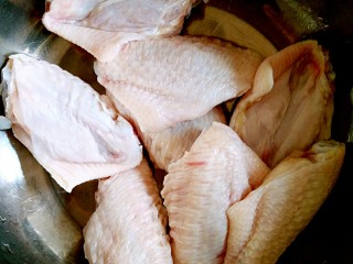 1、采鸡翅的小蘑菇(无油版),鸡翅中洗净,空水。