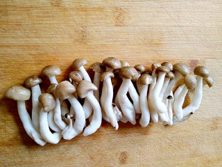 6、采鸡翅的小蘑菇(无油版),蟹味菇,去根,洗净备用。