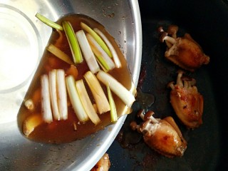 11、采鸡翅的小蘑菇(无油版),待鸡翅两面都煎好后,(此时的鸡翅颜色已经非常诱人了)把之前的腌料加入少量水,一起倒进锅中。