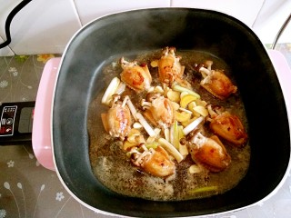 12、采鸡翅的小蘑菇(无油版),调制中火,根据个人口味酌情加盐和鸡精,焖5-7分钟。