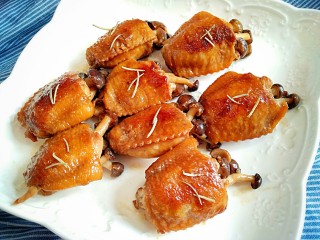 14、采鸡翅的小蘑菇(无油版),出锅后撒上迷迭香即可。