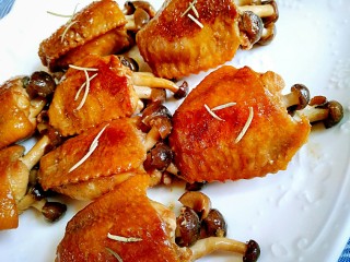 15、采鸡翅的小蘑菇(无油版),拆了骨头的鸡翅包裹着鲜香的蟹味菇,尽情的大快朵颐!