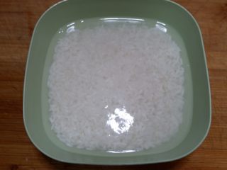 1、卡通小熊豆腐糯米包便当,糯米浸泡3个小时以上,浸泡过夜最佳。