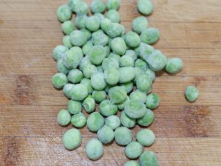 6、卡通小熊豆腐糯米包便当,豌豆粒取出化冻。