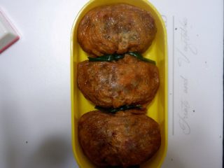 14、卡通小熊豆腐糯米包便当,蒸好的豆腐包,放入便当盒。