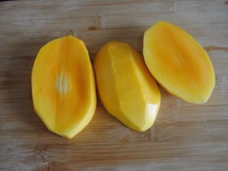 2、鲜芒芝士饭,芒果去皮