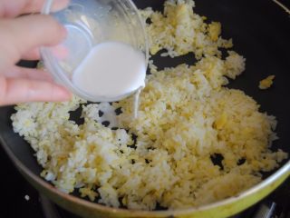 7、鲜芒芝士饭,倒入椰浆，拌匀哦