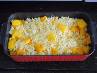 9、鲜芒芝士饭,放入烤碗内，稍稍压平