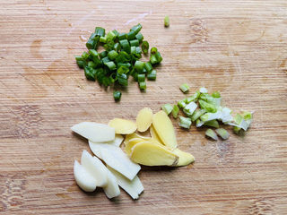 3、排骨焖面,姜、葱、蒜