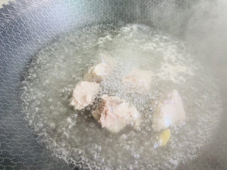 8、排骨焖面,大火烧开焯烫三分钟