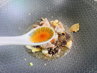 14、排骨焖面,烹入一勺料酒