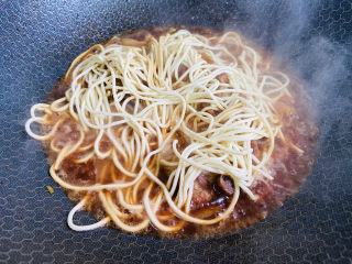 18、排骨焖面,放入面条