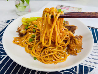 24、排骨焖面,排骨焖面，咸香浓郁