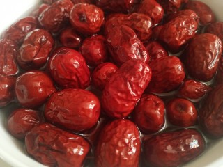 1、桃山皮枣泥月饼,大枣用清水洗净，浸泡一会表皮略微发软