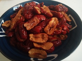 2、桃山皮枣泥月饼,用水果刀在大枣上划开，去核