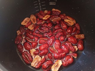 3、桃山皮枣泥月饼,把大枣放进电饭煲中，加入清水，水量是高出大枣2厘米左右。宁多勿少，主要看大枣的干湿程度