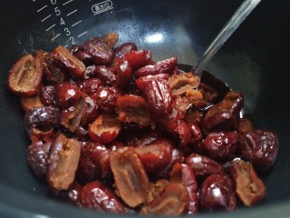 4、桃山皮枣泥月饼,按下煮饭键，煮好后跳到保温键即可。把大枣捞出
