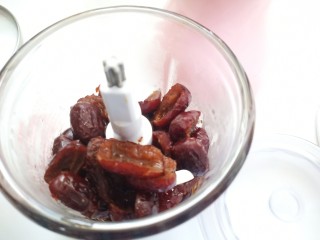5、桃山皮枣泥月饼,把大枣和少许清水倒入绞肉机或者料理机中，打成枣泥