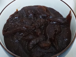 7、桃山皮枣泥月饼,炒至枣泥成团，不粘刮刀为止。贴着枣泥盖上保鲜膜，等待晾凉