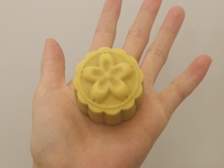 8、桃山皮枣泥月饼,桃山皮20一个的剂子，枣泥30一个的剂子，包好。压模