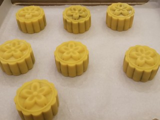 9、桃山皮枣泥月饼,以此类推都压好模，压模直接在烤盘上进行，避免二次拿取，影响月饼的形状。最后表面喷一层水，防止烤的时候开裂