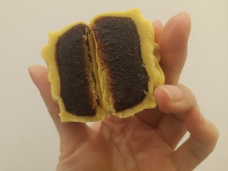 11、桃山皮枣泥月饼,如果自己吃，不用烤箱也可以直接吃。桃山皮既可以直接食用也可以烤过食用，枣泥提前炒过了也可以直接食用。只是烤过的月饼保存时间更长一些，而且更加定型。