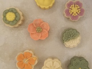 12、桃山皮枣泥月饼,桃山皮也可以两三种颜色搭配使用，颜色也更加好看，如图