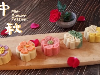 14、桃山皮枣泥月饼,像这种花型的月饼，压膜前一定要在模具上拍一些面粉防粘，再抖掉多余的面粉，即可压模了，不然花片和月饼皮直接粘在一起拿不下来