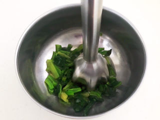7、菠菜蛋卷,用料理机打成菠菜呢
