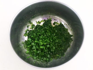 8、菠菜蛋卷,加入葱末，继续打成泥