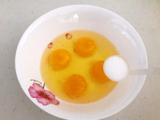 11、菠菜蛋卷,把鸡蛋液打入碗里，加入精盐，调匀