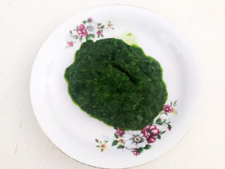 9、菠菜蛋卷,菠菜香葱泥打好了