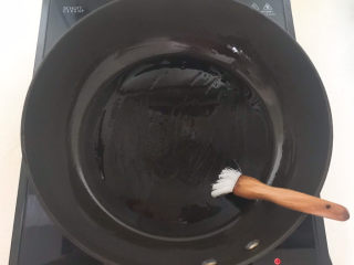 14、菠菜蛋卷,炒锅烧热后刷一层大豆色拉油