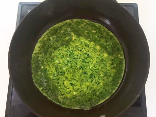 15、菠菜蛋卷,加入2勺鸡蛋液，全程小火煎制