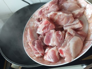 2、照烧排骨,排骨清洗干净下锅焯出血沫