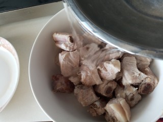 3、照烧排骨,冲洗干净控水备用