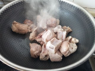 5、照烧排骨,放入排骨炒到表皮变色