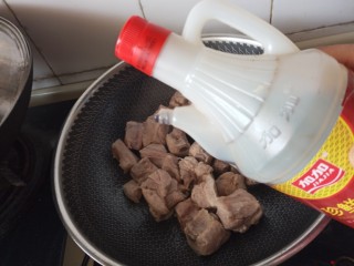 6、照烧排骨,加入老抽