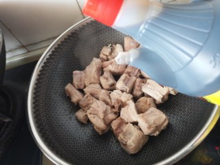 7、照烧排骨,加入生抽