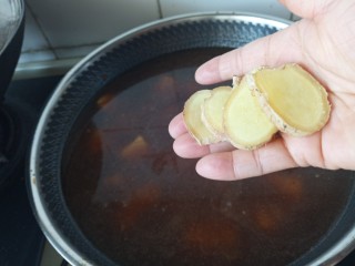 12、照烧排骨,加入姜片大火烧开小火慢炖到汤汁浓稠