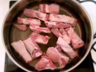 5、冬至美食    简单易做的家常红烧排骨,加入排骨，水烧开后焯水5分钟