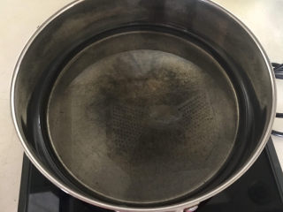 7、冬至美食    简单易做的家常红烧排骨,炒锅烧热后加入大豆色拉油