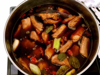 13、冬至美食    简单易做的家常红烧排骨,加入开水，水量与排骨持平，盖上锅盖，大火烧开后小火慢烧30分钟