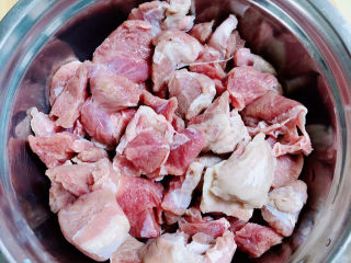 1、胡萝卜炖牛腩,准备好牛腩，洗净待用。