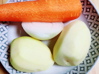 2、胡萝卜炖牛腩,准备好胡萝卜、土豆、洋葱。