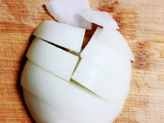 4、胡萝卜炖牛腩,洋葱切好待用。